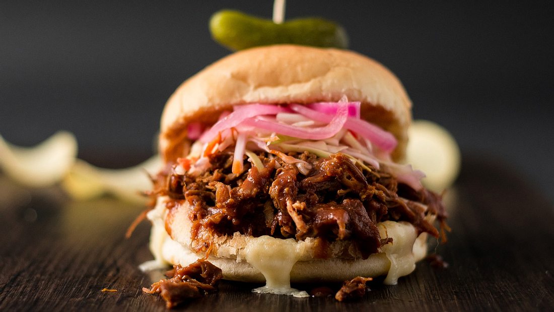 Saftig, rauchig, hauchzart: Pulled-Pork-Burger Pulled Pork als Burger ist der neue BBQ-Trend