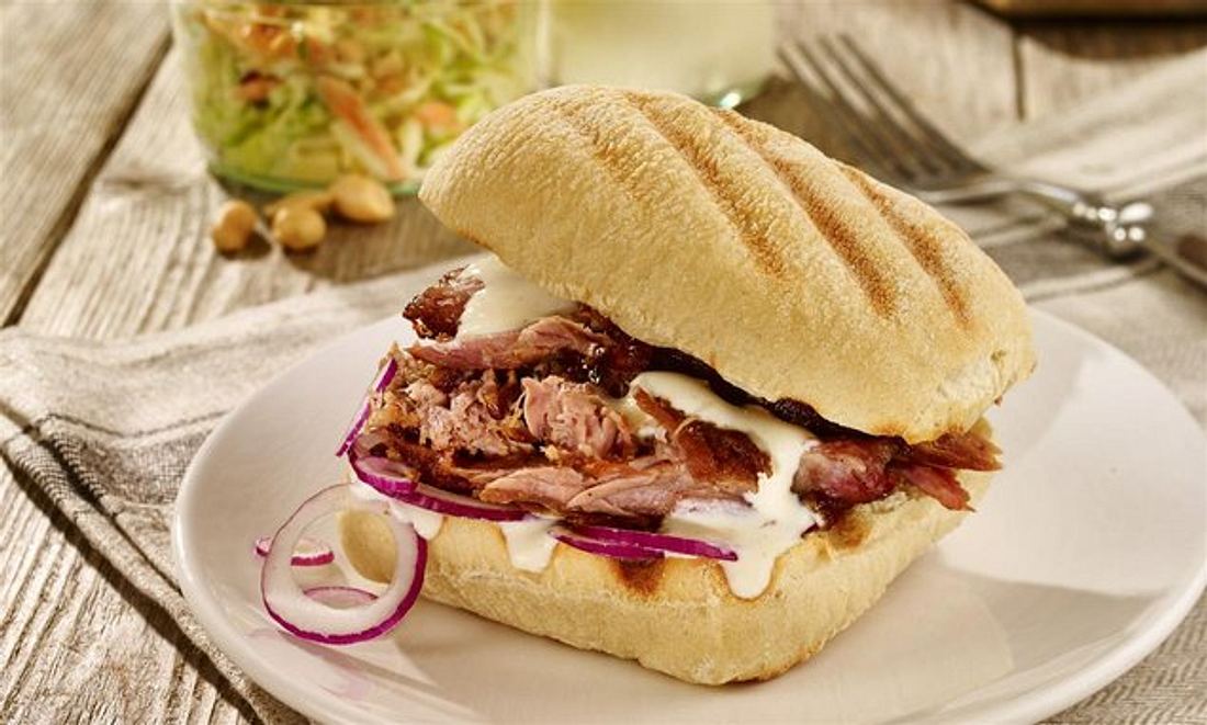 Ein Panini mit Pulled Pork