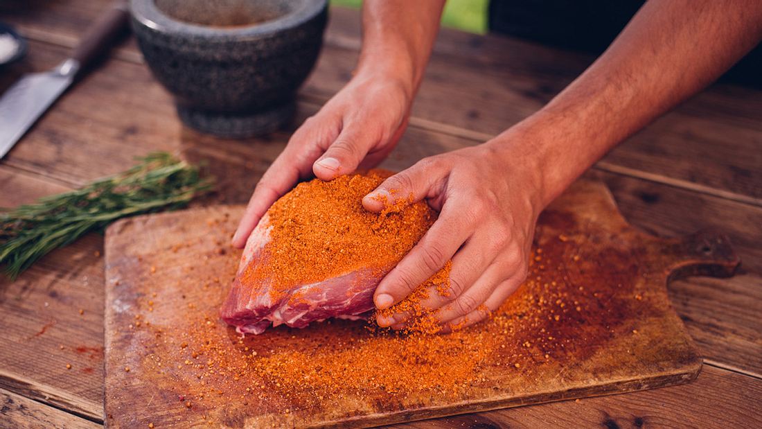 Das Pulled-Pork-Fleisch großzügig mit einer Gewürzmischung, dem "Rub", einreiben