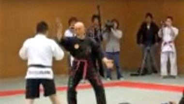 Qigong-Großmeister Yanagai Ryuken wettet, MMA-Fighter Iwakura Goh ohne BErührung KO schlagen zu können - Foto: YouTube/wushupedia