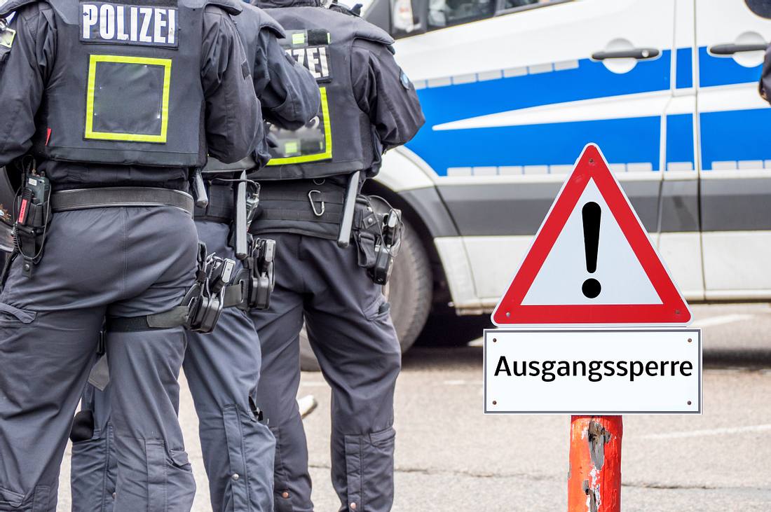 Deutsche Polizisten überwachen die Corona-Ausgangssperre