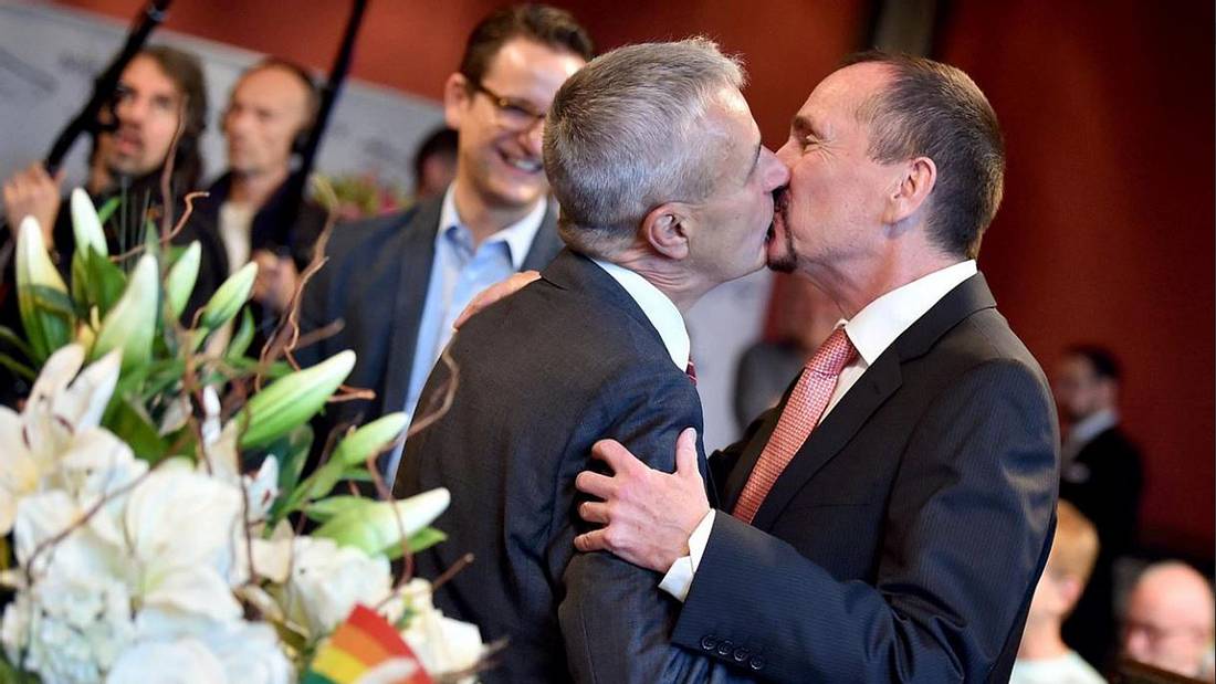 Die erste Homo-Ehe wurde am Sonntag in Berlin geschlossen. Die erste Homo-Ehe wurde geschlossen