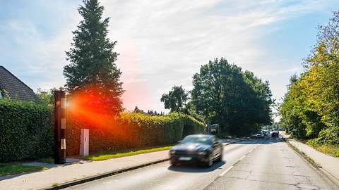 Auto wird geblitzt - Foto: iStock / TimSiegert-batcam