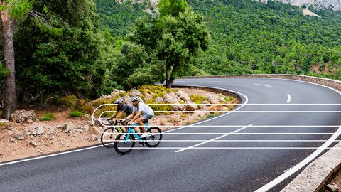 Zwei Radfahrer fahren auf einer Straße auf Mallorca  - Foto: iStock: zstockphotos