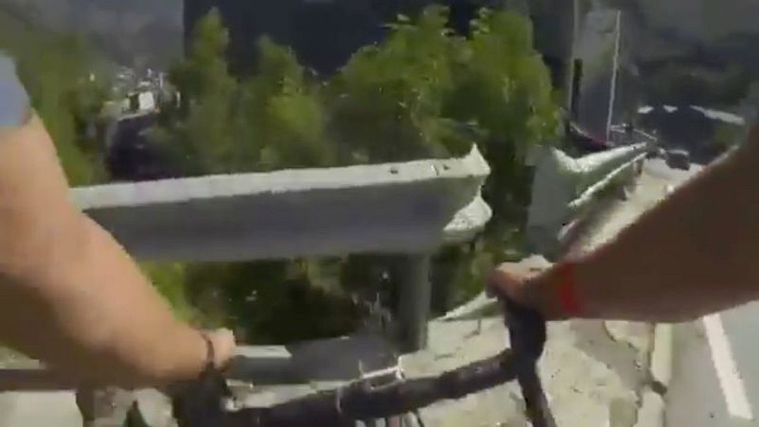 Rad-Profi Joaquim Rodriguez stürzt in Schlucht Rad-Profi Joaquim Rodriguez stürzt in Schlucht