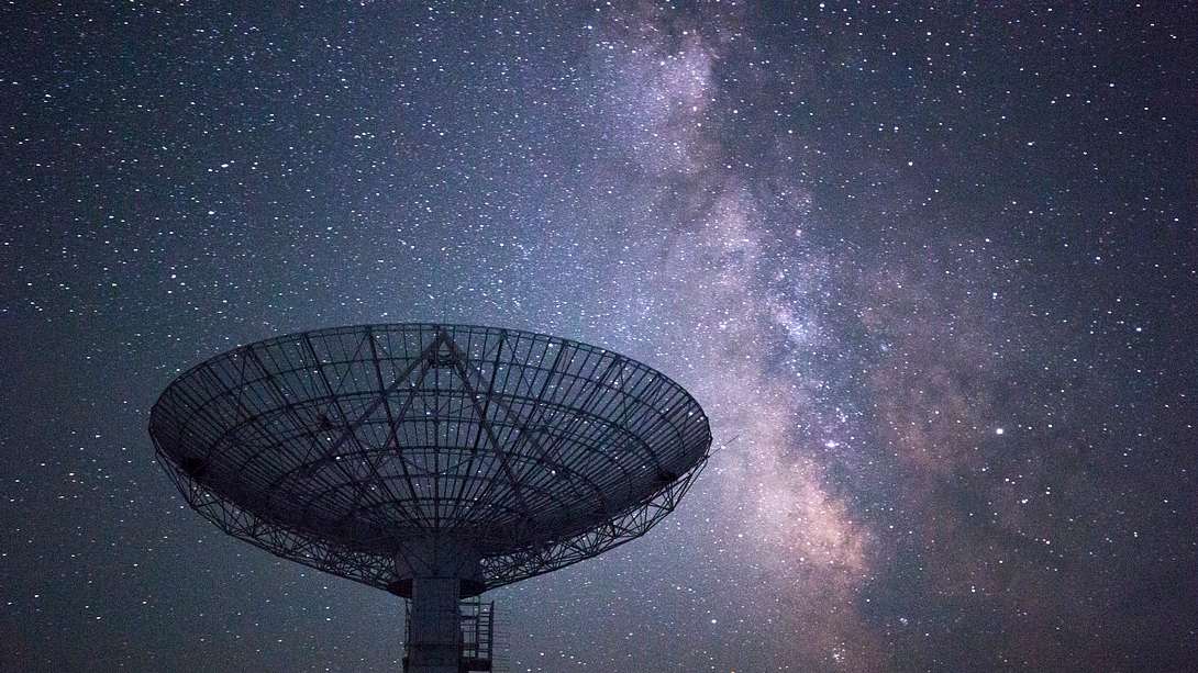 Radioteleskop bei Nacht - Foto: iStock / honglouwawa