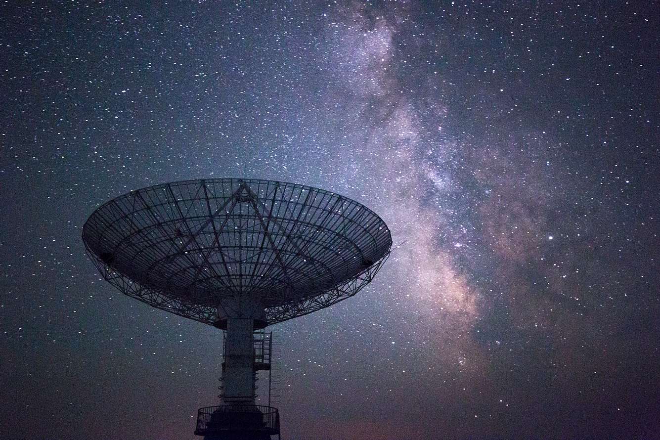 Radioteleskop bei Nacht
