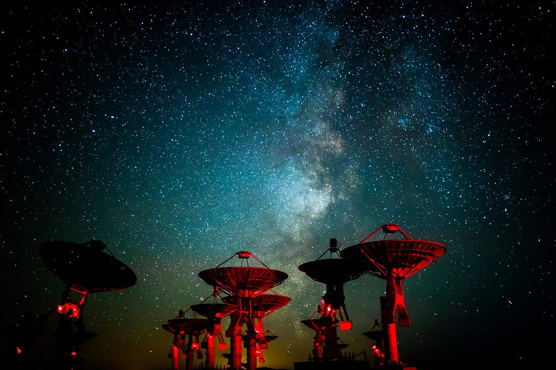 Radioteleskope, über ihnen die Milchstraße