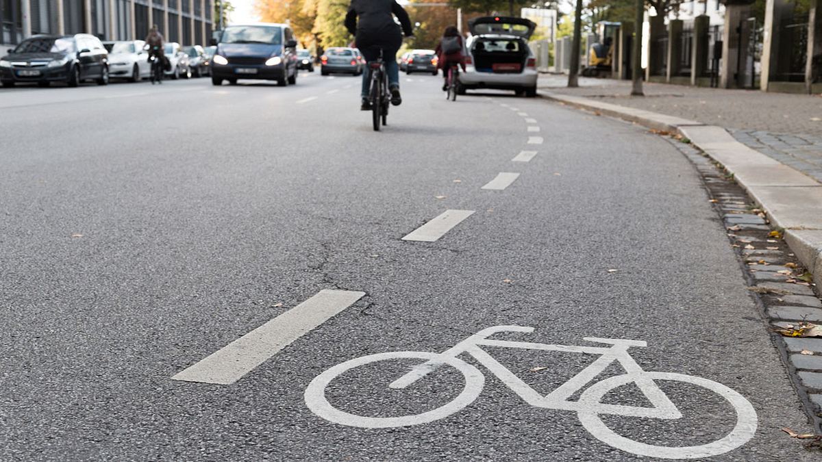 Auto hält auf Radweg