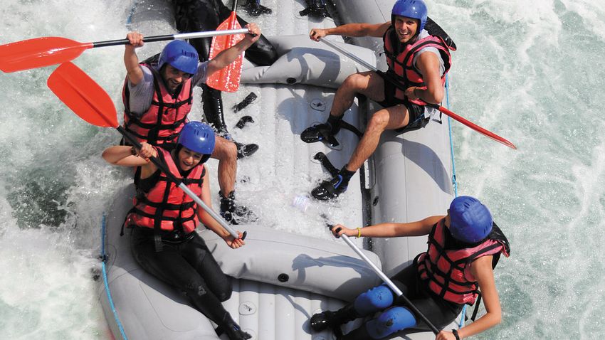 Menschen beim Rafting - Foto: Adobe Stock