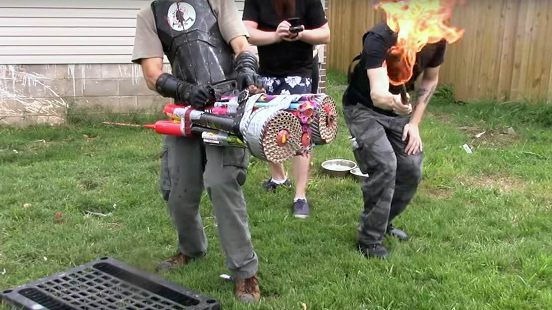 Böller-Raketenwerfer: Die YouTuber von ZombieGoBoom schießen 1.500 Feuerbälle auf einmal ab Die Pyro-Tüftler von ZombieGoBoom zünden einen Böller-Raketenwerfer mit 1.500 Feuerbällen