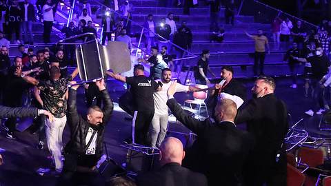 Zuschauer randalieren nach Boxkampf - Foto: IMAGO / Christian Schroedter