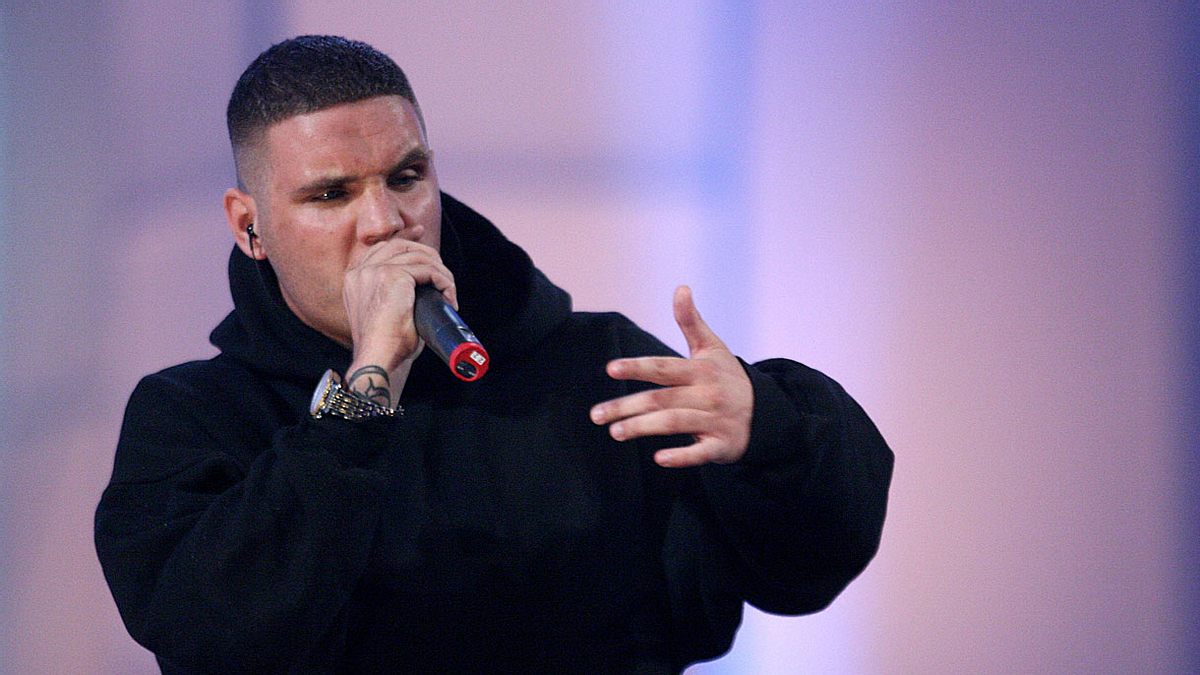 Rapper Fler mit Mikrofon in der Hand