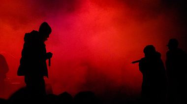 Silhouetten von Rappern beim Konzert - Foto: iStock / caesargfx