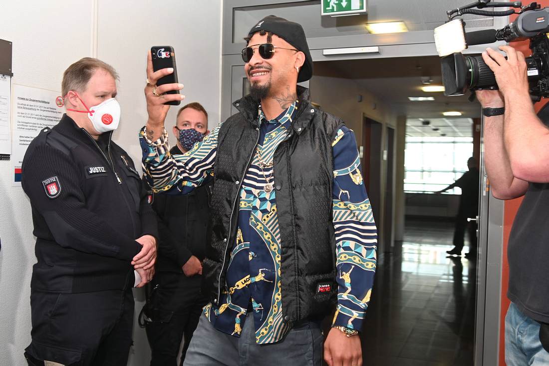 Rapper Maxwell erscheint vor Gericht Rapper Maxwell erscheint vor Gericht