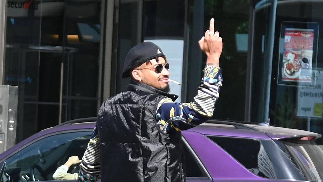 Rapper Maxwell grüßt die anwesenden Journalisten Rapper Maxwell reckt seinen Mittelfinger in die Luft