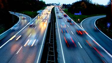 Autos auf Autobahn - Foto: iStock/filmfoto