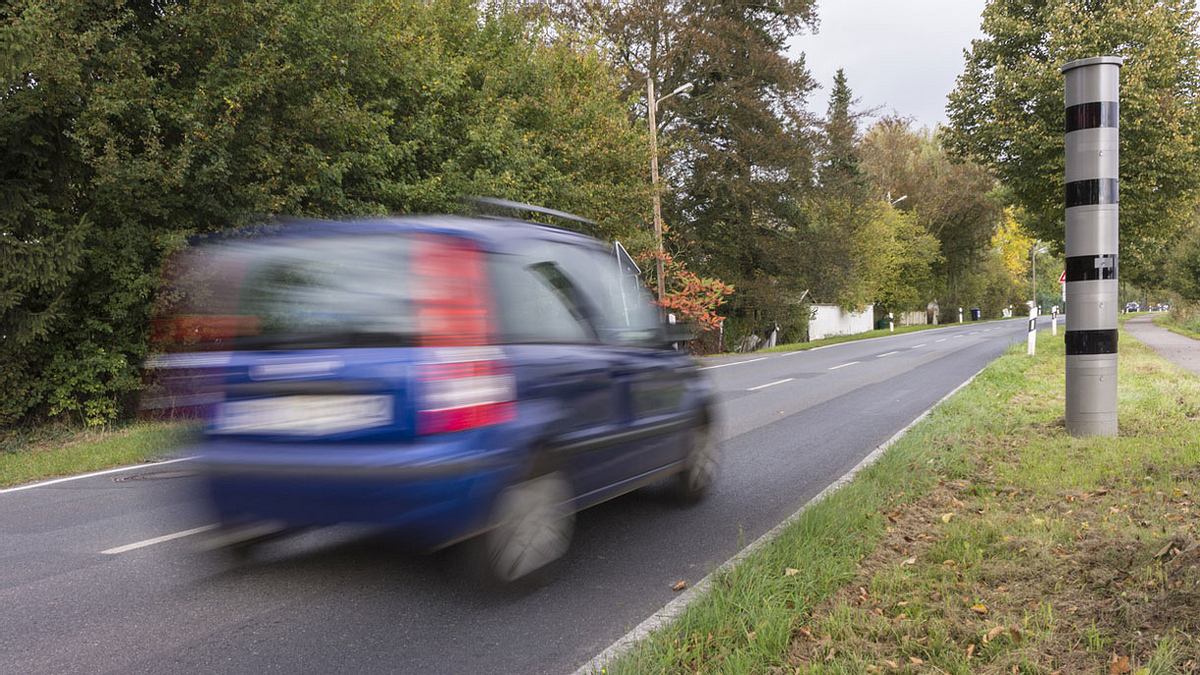 Raser wird von der Polizei beglückwünscht.