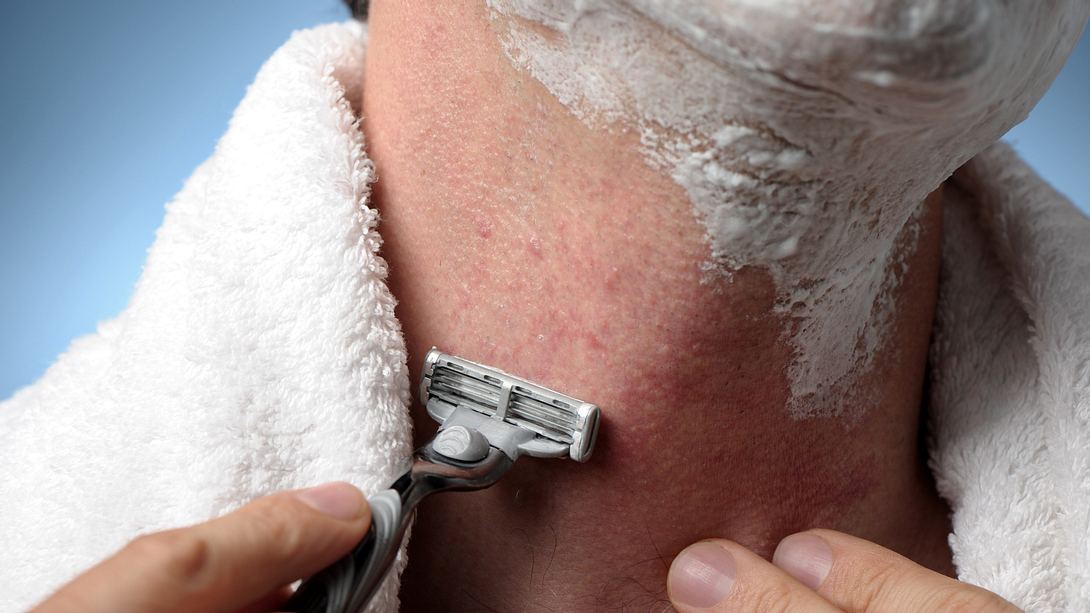 Mann rasiert sich mit einem Nassrasierer - Foto: iStock / EHStock