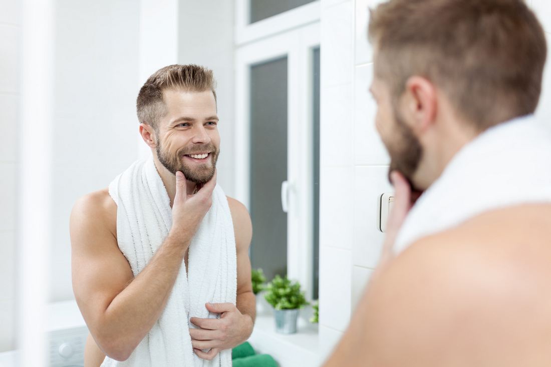 Rasierhobel Morgen Hygiene, Mann im Badezimmer in Spiegel.