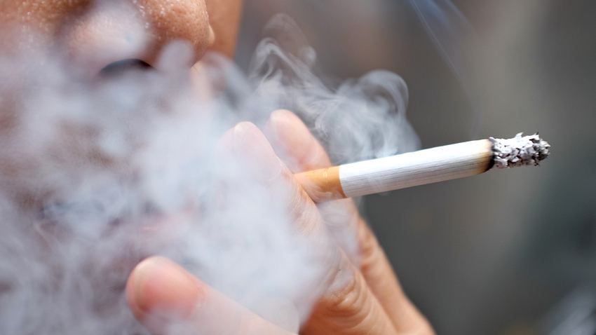 Mann raucht Zigarette - Foto: iStock / Zhang Rong