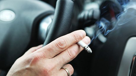 Rauchen im Auto bald bundesweit verboten (Symbolfoto). - Foto: iStock/Nenov