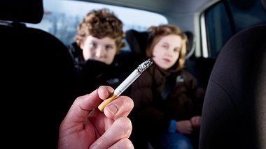 Rauchen im Auto - bald verboten? - Foto: iStock / ClarkandCompany