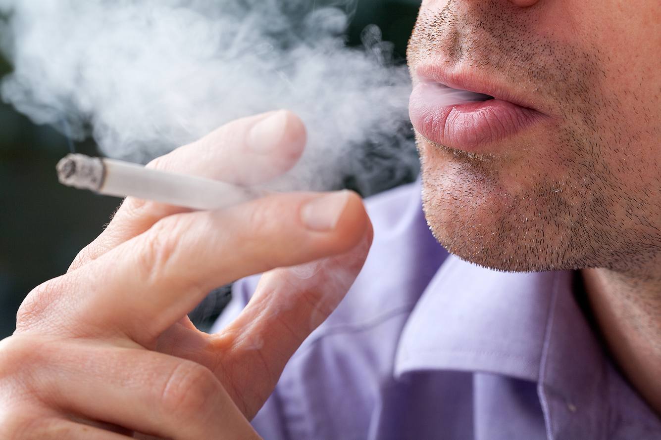 Fataler EU-Testfehler: Zigaretten viel schädlicher als angenommen Mann raucht Zigarette