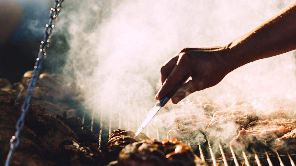 Grill mit Rauchwolke - Foto: iStock / MarinaVarnava