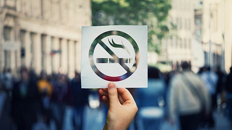 Rauchen verboten-Schild - Foto: iStock / Bulat Silvia
