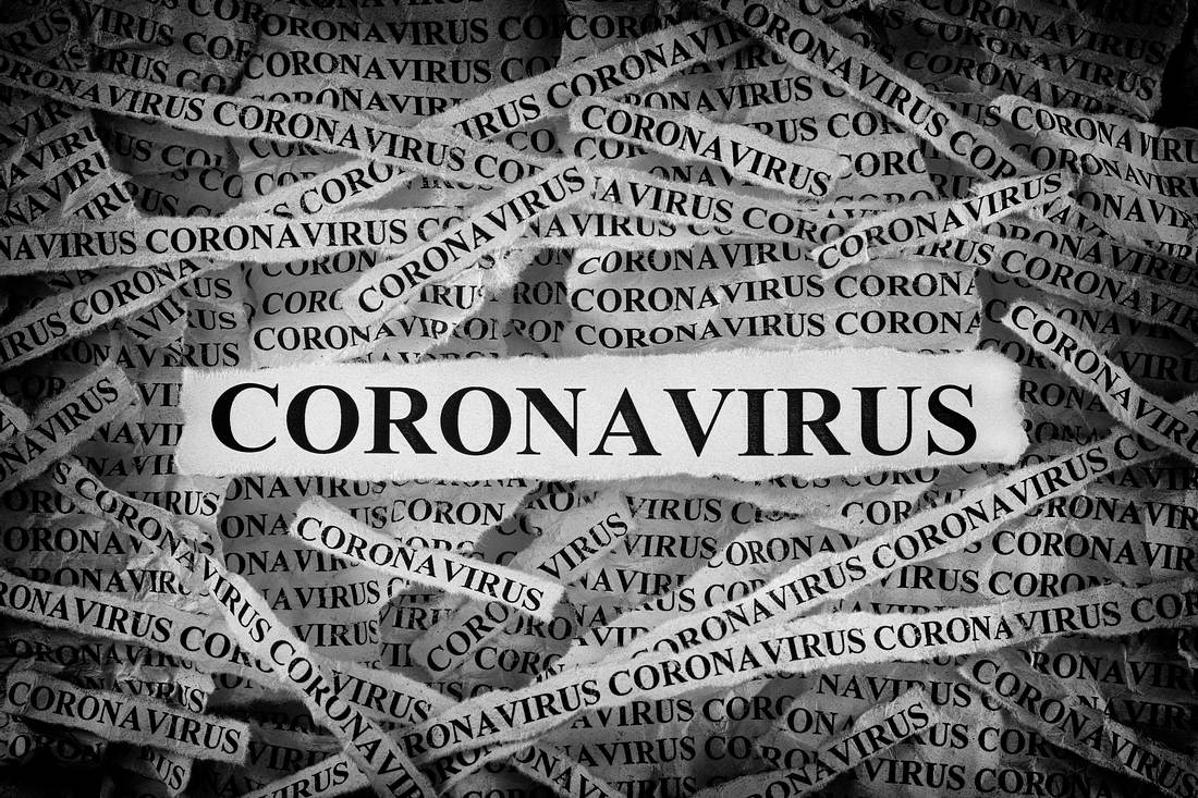 Reaktiviert: Südkoreanische Studie stellt Erkenntnisse auf den Kopf Zeitungsschnipsel mit der Aufschrift Coronavirus