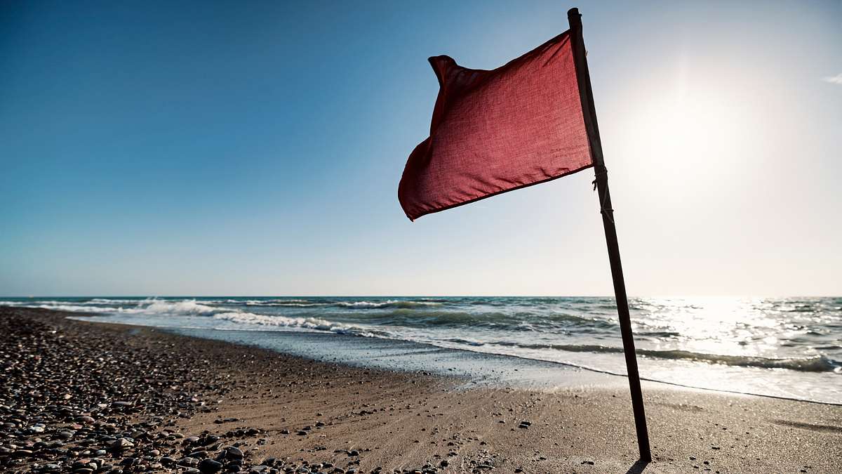 Rote Warnflagge am Strand