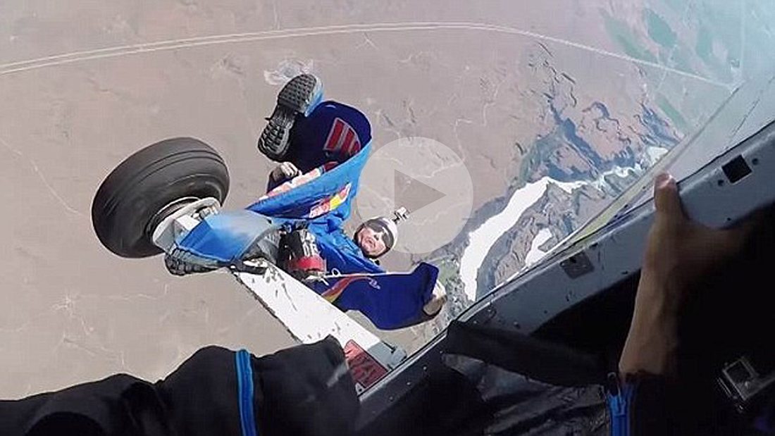 Redbull Skydiver bleibt mitten im Sprung am Flieger hängen Redbull Skydiver bleibt mitten im Sprung am Flieger hängen