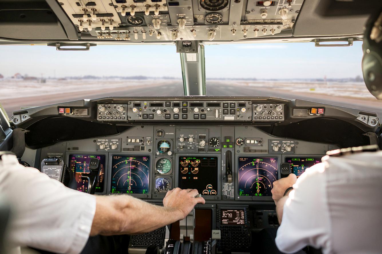 Cockpit von innen mit zwei Piloten 