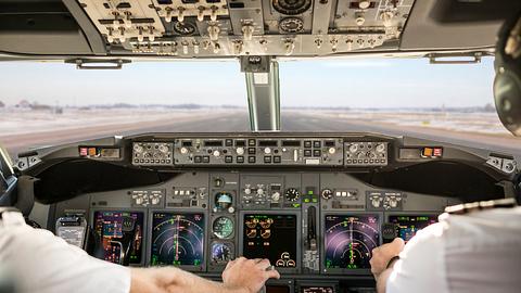 Cockpit von innen mit zwei Piloten  - Foto: iStock / MatusDuda