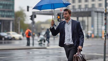 Regenschirm - Stockschirm - Taschenschirm - Glockenschirm - Foto: iStock/xavierarnau