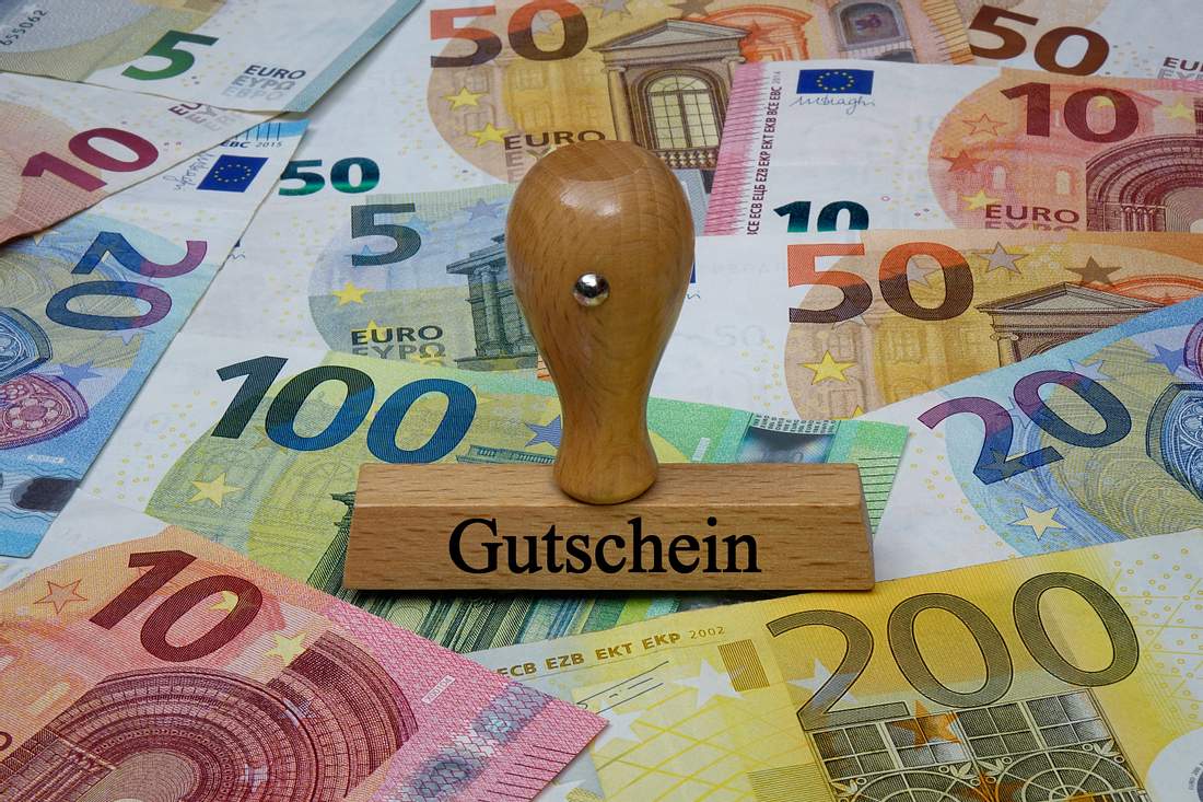 Auch Reisegutscheine sind in Planung Bargeld mit Stempel darüber: Gutschein