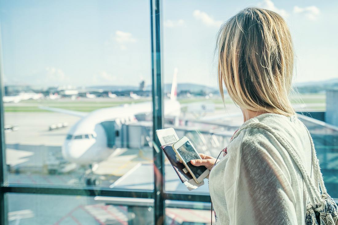 Reisepasshülle Frau am Flughafen wartet auf den Abflug.