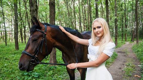 Frau und Pferd - Foto: iStock/angie7