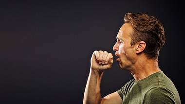 Mann Husten - Foto: iStock / wilpunt