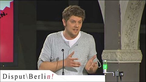 Disput Berlin: Philipp Möller sagte ohne Religionen wäre die Welt besser dran - Foto: YouTube/DisputBerlin