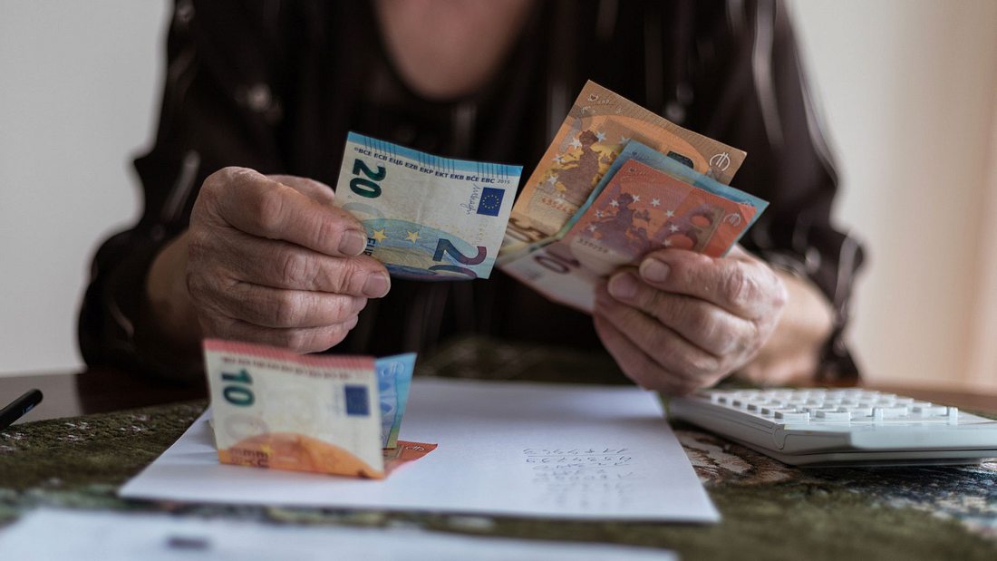 Alte Frau, die ihr Geld zählt Alte Frau, die ihr Geld zählt