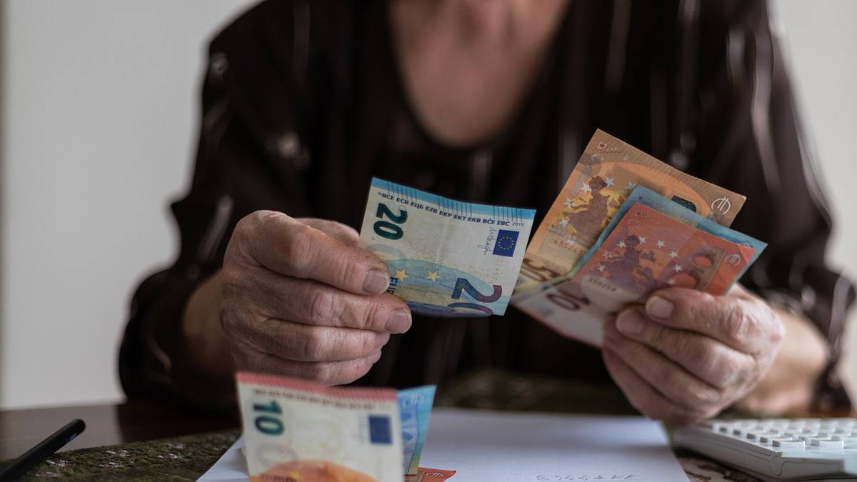 Seniorin mit Bargeld in den Händen