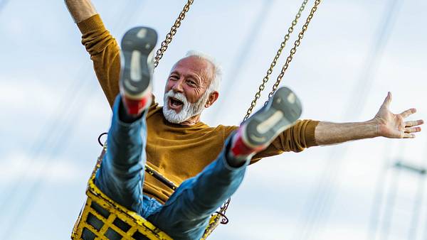 Glücklicher Rentner im Fahrgeschäft - Foto: iStock / skynesher