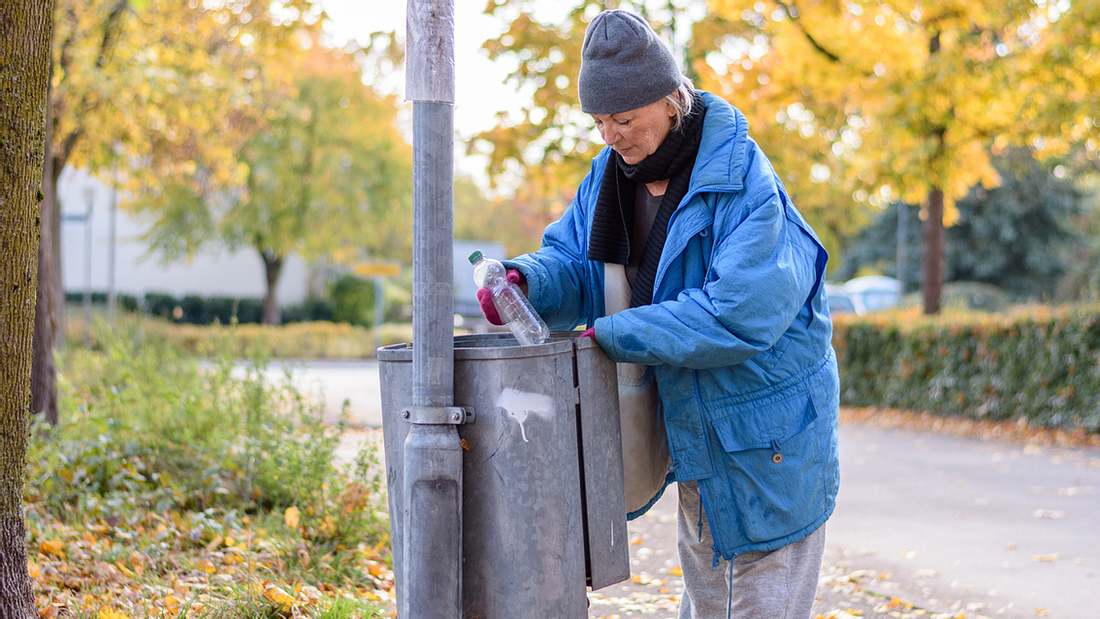 76Jährige sammelt Flaschen für bessere Rente. Jetzt ist