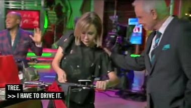 TV-Reporterin Lisa Breckenridge baut mit einem Elektro-Scooter einen Unfall im Live-TV - Foto: YouTUbe/CrazyLaughAction