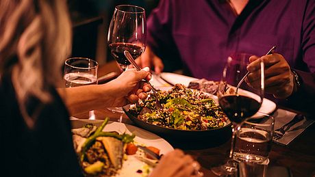 Abendessen im Restaurant - Foto: iStock / wundervisuals