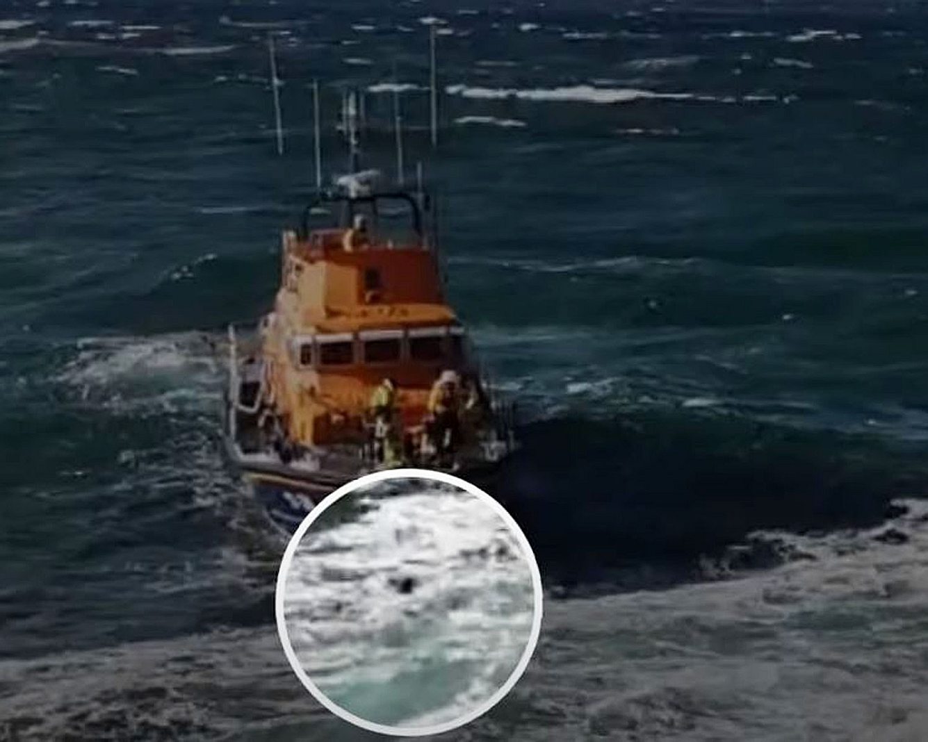 Todesmutiger Retter springt zu verunglücktem Teenager in Sturmflut Rettungsaktion auf dem Meer