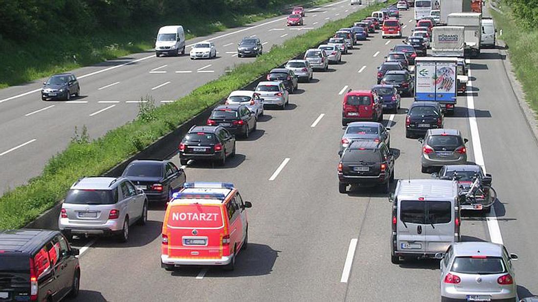 Neue Regelung für Rettungsgasse: Was das für Autofahrer bedeutet Neue Regelung für Rettungsgasse: Was das für Autofahrer bedeutet