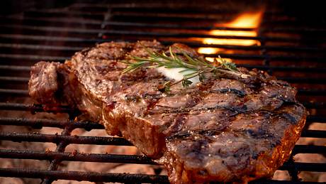 Rib-Eye-Steak grillen - Foto: iStock/grandriver